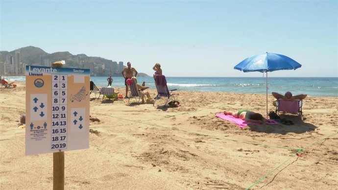 La playa de Benidorm (Alicante) con medidas de seguridad contra el coronavirus 