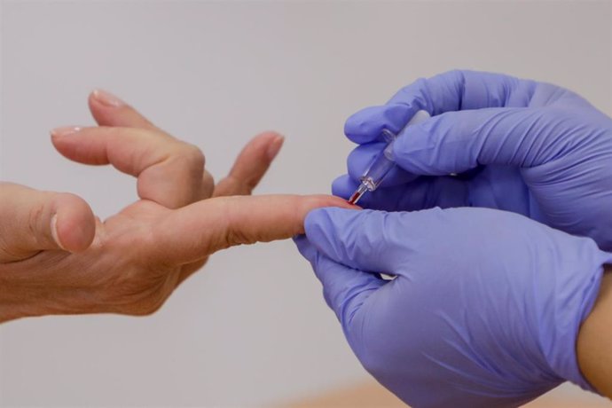 Personal sanitario saca sangre a un paciente para realizar una prueba de diagnóstico de coronavirus (Archivo)