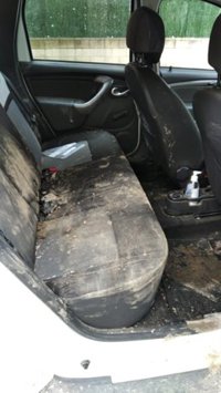 Jóvenes destrozan a pedradas un coche de Policía tras ser descubiertos haciendo un botellón en Fuente el Saz