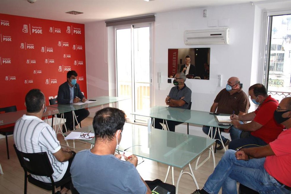 Daniel Fernández con trabajadores del servicio de limpieza viaria