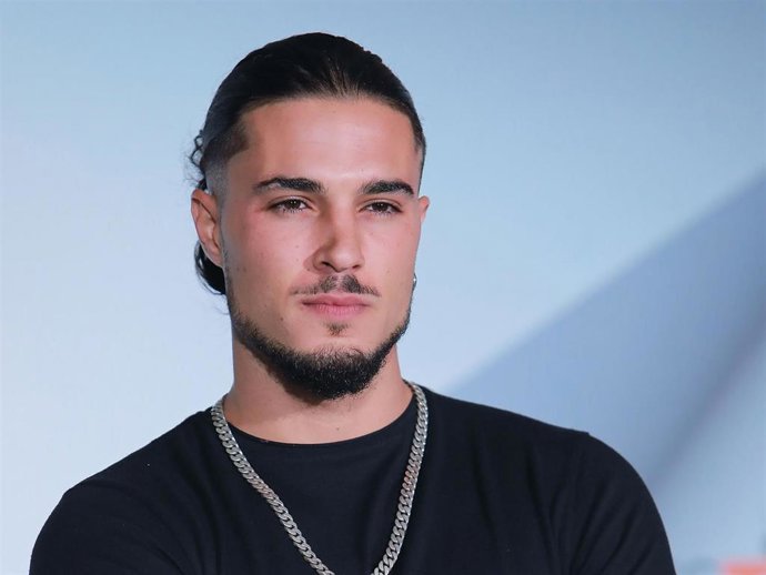 Carlo Constanzia está triunfando como actor en "Toy boy" y como cantante de reggeaton con una polémica canción