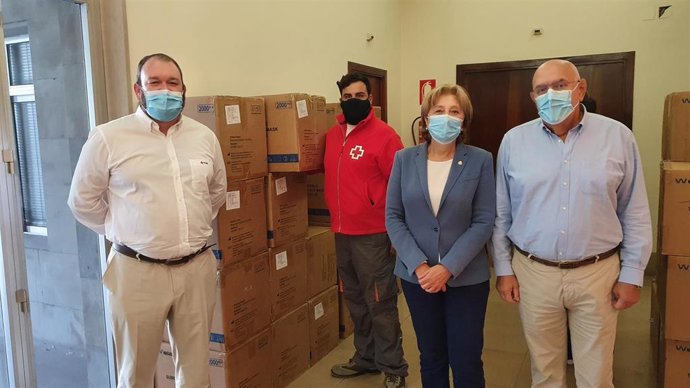 La Delegada del Gobierno en Asturias, Delia Losa, con responsables de Cruz Roja Asturias.