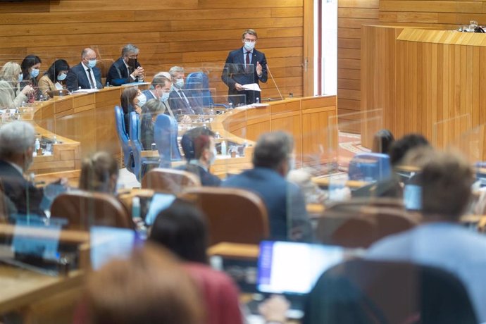 Feijóo responde en el pleno a las preguntas de la oposición.