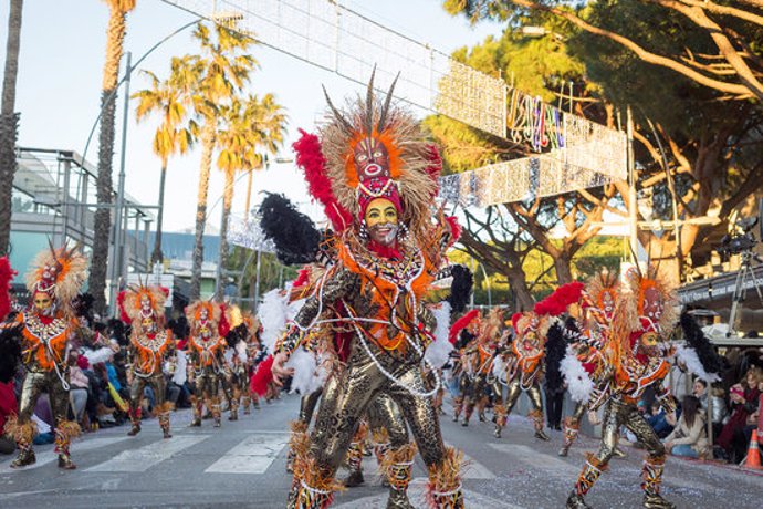 Pla general d'una de les comparses que va participar en la rua de carnaval del 2019 a Platja d'Aro en una imatge d'arxiu