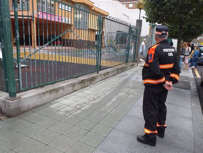 Protección Civil controla el acceso a los colegios en Gijón el primer día de la vuelta al cole