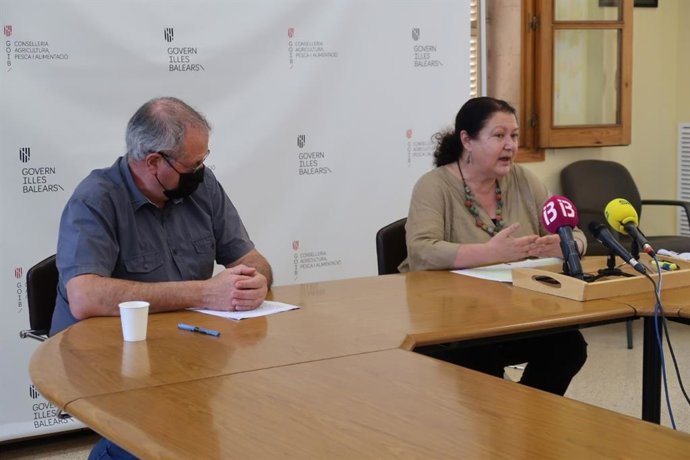 La consellera de Agricultura, Pesca y Alimentación, Mae de la Concha, y el gerente del Fondo de Garantía Agraria y Pesquera (Fogaiba), Mateu Morro.