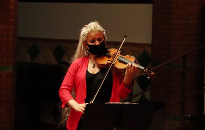 La violinista Marta Cardona, que participa al 25 Simfnics al Palau, a 23 de setembre de 2020. (Horitzontal)
