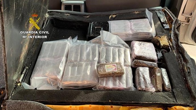 Droga transportada en el doble fondo del vehículo