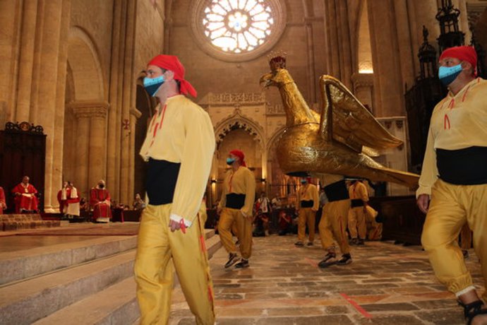 Pla obert de l'liga de Tarragona ballant davant la relíquia de Santa Tecla a la catedral de Tarragona, en un moment histric. Imatge del 23 de setembre del 2020. (Horitzontal)