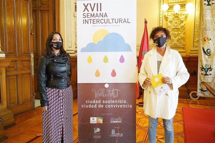 María del Carmen Jiménez (izquierda) y Rafaela Romero (derecha) presentan la XVII Semana Intercultural.