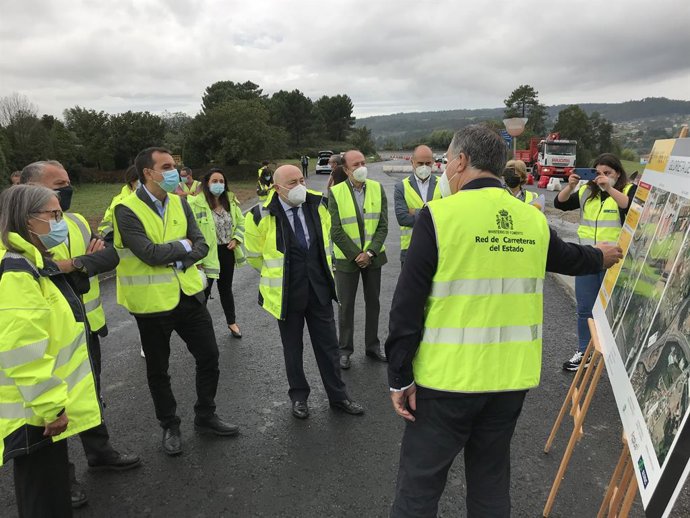 El secretario general de Infraestructuras, Sergio Vázquez, visita las obras de mejora del cruce de A Rocha en Cambre (A Coruña)