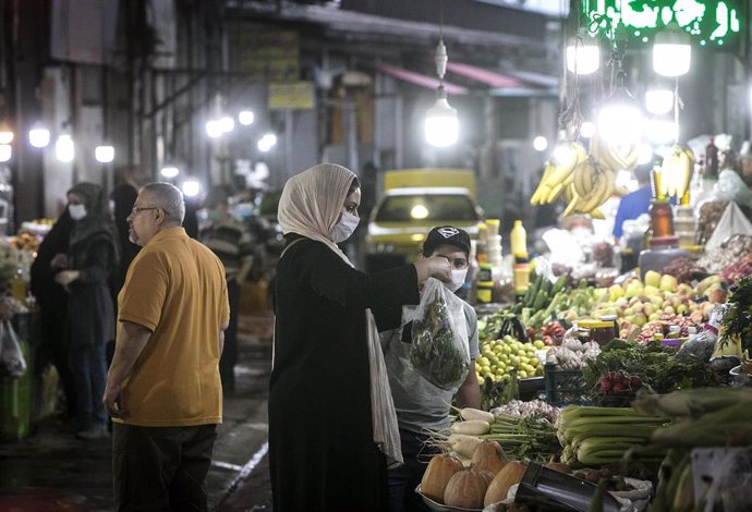 Personas con mascarilla en un mercado de Tonekabon, en Irán