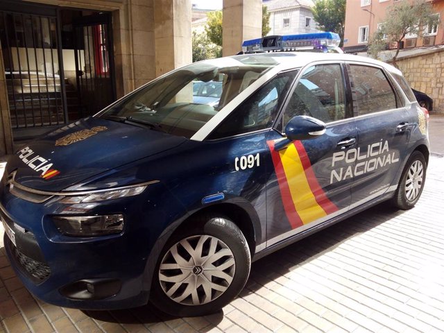 Imagen de archivo de un coche del CNP junto a la Comisaría de Jaén.
