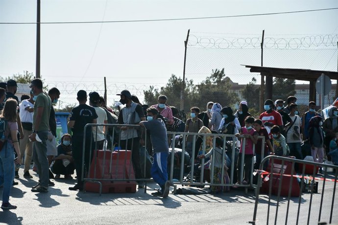 Migrants evacuats després de l'incendi del camp de Mória, a Lesbos