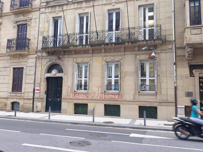Fachada de la sede del PSE-EE en San Sebastián atacada con pintadas