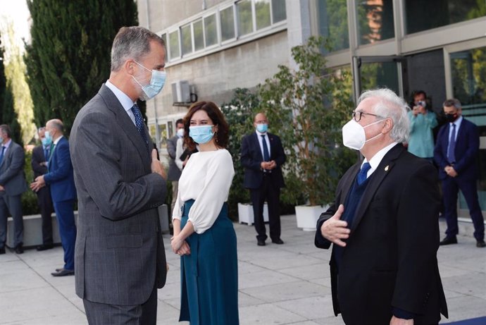El Rey Felipe VI saluda a ministro de Universidades en  presencia de la presidente de la Comunidad de Madrid en el acto de apertura del año académico.