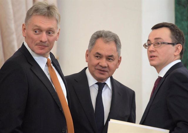 Dimitri Peskov acompañado por el ministro de Defensa ruso, el general Shoigu, y el jefe de Protocolo de la Presidencia rusa, Vladislav Kitaev