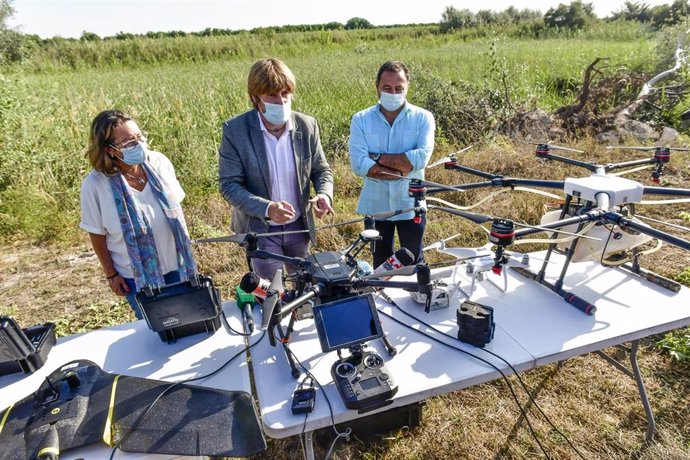 Delegado de la Junta de Andalucía en Sevilla, Ricardo Sánchez, y la delegada en la provincia de Salud y Familias, Regina Serrano, han visitado Coria para comprobar la ejecución de la fase 2 del plan de control de los mosquitos que causan fiebre del Nilo