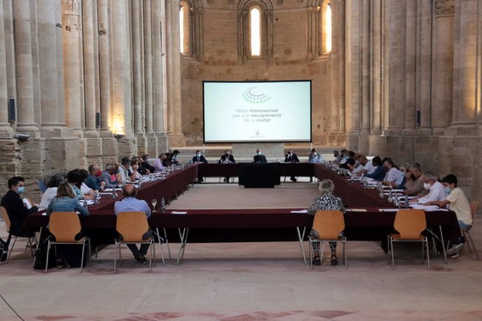 Pla general de la mesa transversal per a la recuperació de Lleida, celebrada el 23 de setembre del 2020 a la nau central de la Seu Vella. (Horitzontal)