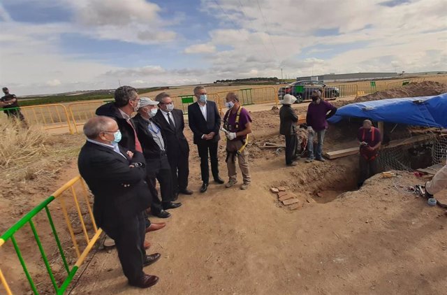 Autoridades visitan los trabajos de exhumación en la Gravera de Barbado.