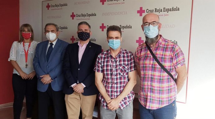 Sutil (c) visita la sede de Cruz Roja en Jaén.