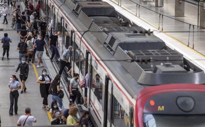 Viajeros suben a un tren de cercanías en la estación de tren de Santa Justa, durante el primer día de la Fase 3. En Sevilla, (Andalucía, España), a 08 de junio de 2020.