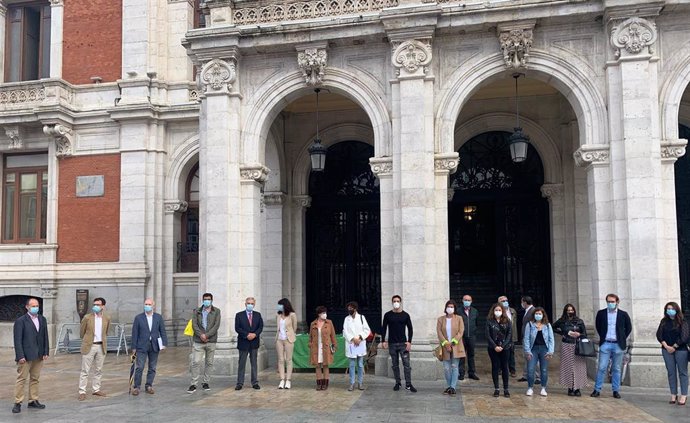 Representantes del Ayuntamiento de Valladolid y de la AECC ante la mesa de cuestación instalada en la Plaza Mayor.