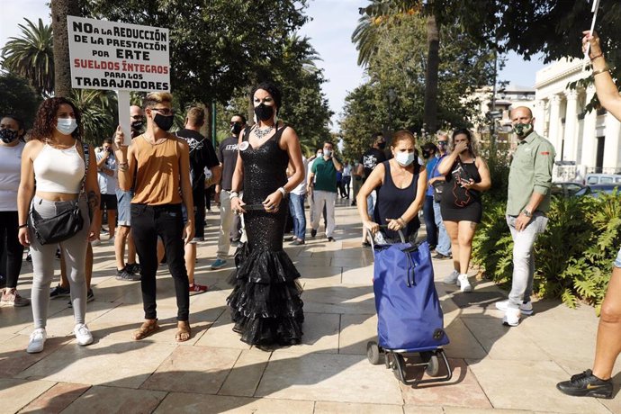 Manifestación en defensa de la hostelería y el ocio nocturno por el cierre de sus locales ante las medidas preventivas del Gobierno por el Covid-19 y donde piden un plan de rescate. 