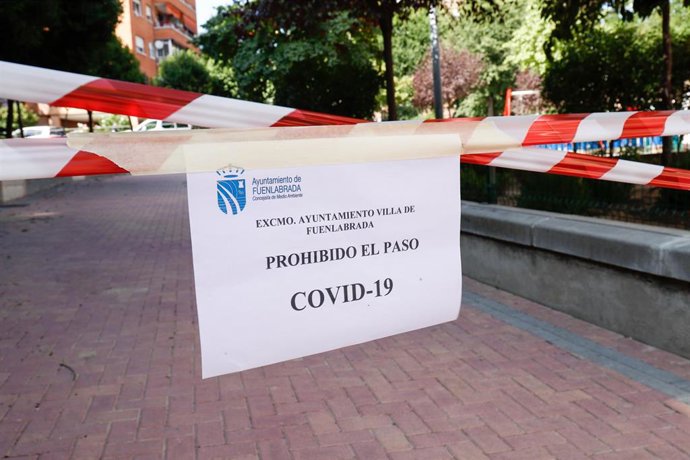 Precinto que cierra un parque en Fuenlabrada