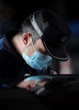 Un agente de la Policía Municipal de Madrid realiza un control de movilidad en el distrito de Puente de Vallecas, Madrid (España), a 21 de septiembre de 2020. Puente de Vallecas es uno de los seis distritos de la capital que posee zonas básicas de salud