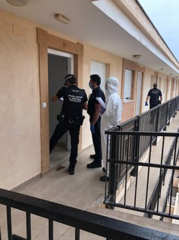 La Policía Local en la actuación para identificar viviendas 'okupadas' en El Ejido