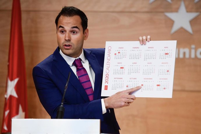 Aguado muestra el calendario laboral de la Comunidad de Madrid 2020