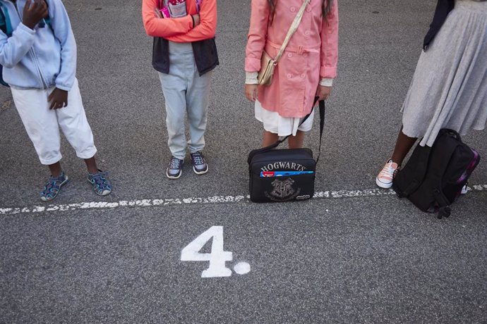 En el primer día de colegio del curso escolar 2020-2021, niños guardan la distancia de seguridad en el Colegio Público Víctor Pradera en Pamplona