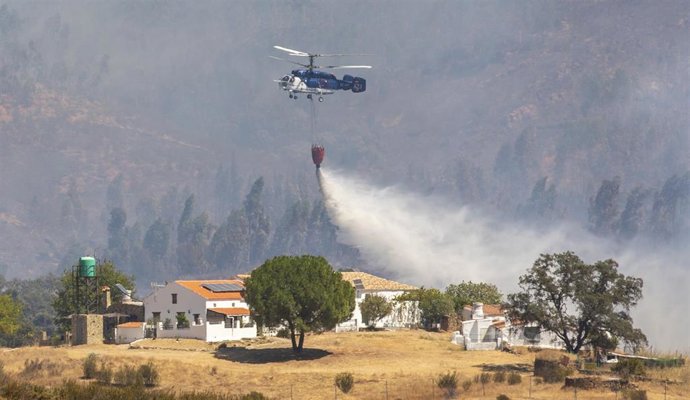 Trabajos de extinción del incendio forestal de Almonaster la Real en Zalamea la Real (Huelva), en una imagen de archivo.