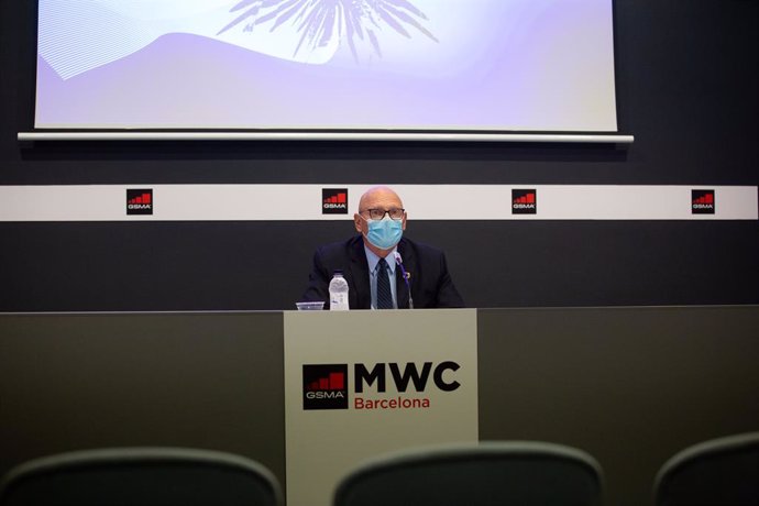 El director del Mobile World Congress (MWC) y consejero delegado de la GSMA, John Hoffman, ofrece una rueda tras el aplazamiento del MWC en Fira de Barcelona por la crisis del Covid-19, en Barcelona, Cataluña (España) a 23 de septiembre. El evento se tr