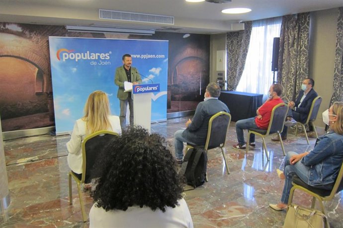 Toni Martín, en la jornada de trabajo con miembros del PP de Jaén.