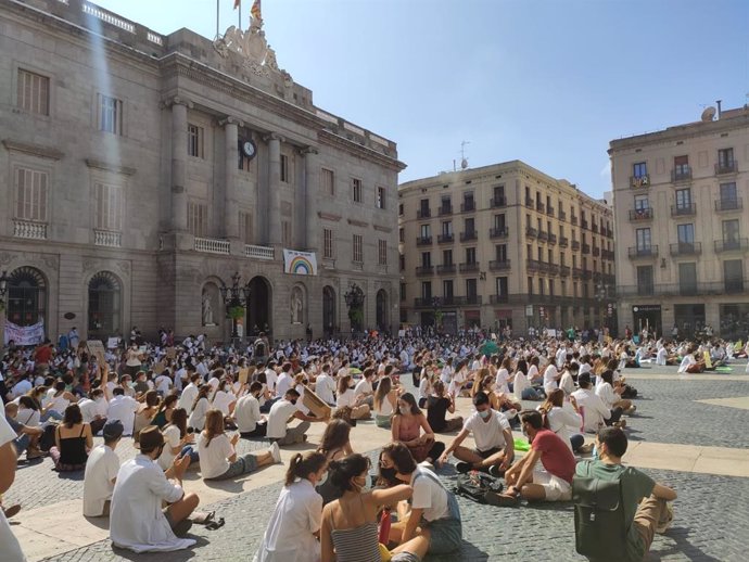 Concentración de Médicos Internos Residentes (MIR) en la plaza Sant Jaume de Barcelona