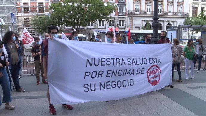 Imágenes del Frente de Estudiantes de Madrid que ha convocado este miércoles una concentración a las puertas de la Consejería de Educación de la Comunidad de Madrid para reivindicar una 'vuelta al cole' segura.