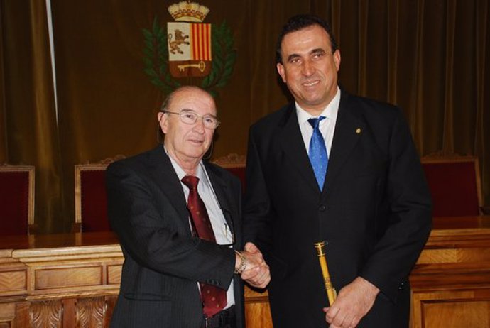 Imatge d'arxiu de Josep Calbetó (PP), a la dreta i Pau Perdices (CiU)  a l'esquerra. Es el dia del canvi d'alcaldia a l'Ajuntament de Vielha e Mijaran. Imatge del 3 d'abril del 2020. (horitzontal)