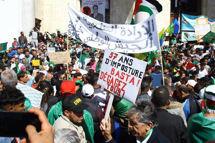Manifestación en Argelia para reclamar la salida del poder de la cúpula cercana al expresidente Abdelaziz Buteflika