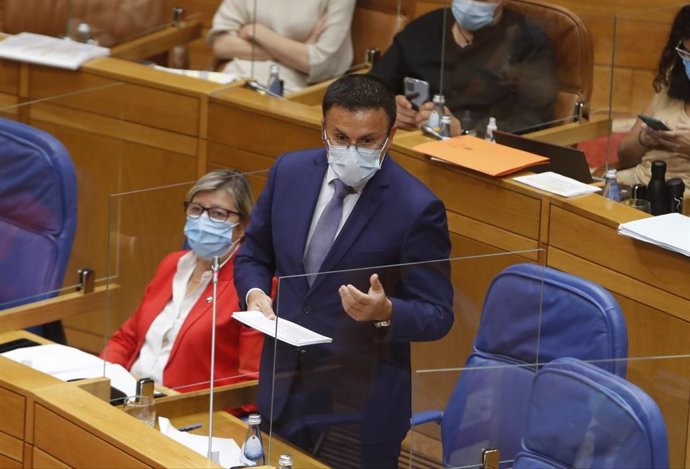 José González, conselleiro do Medio Rural, interviene en el pleno.