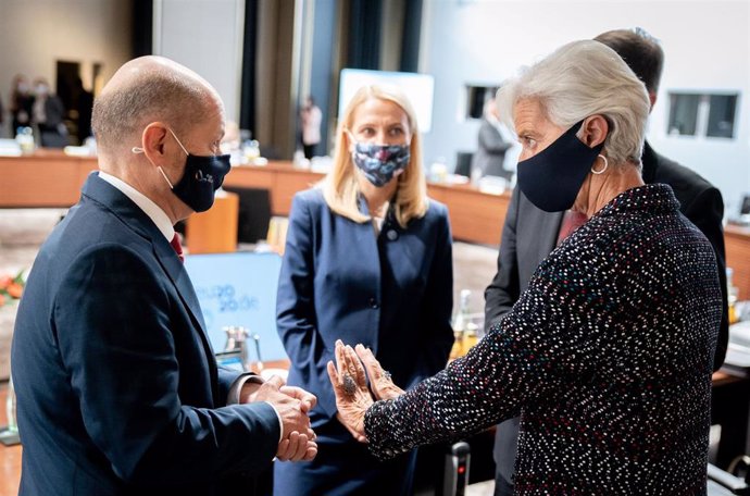 11 September 2020, Berlin: German Finance Minister Olaf Scholz (L) speaks with and Christine Lagarde (R), President of the European Central Bank (ECB), at the beginning of the second session of the EU Informal Meeting of Ministers for Economic and Finan