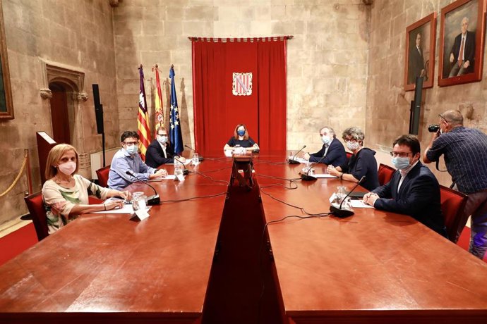 La presidenta del Govern, Francina Armengol, y el conseller de Educación, Universidad e Investigación, Martí March, se reúnen con el rector de la UIB, Lloren Huguet.