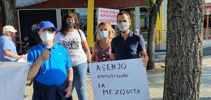 Los ediles de Adelante en la protesta ante Fibes