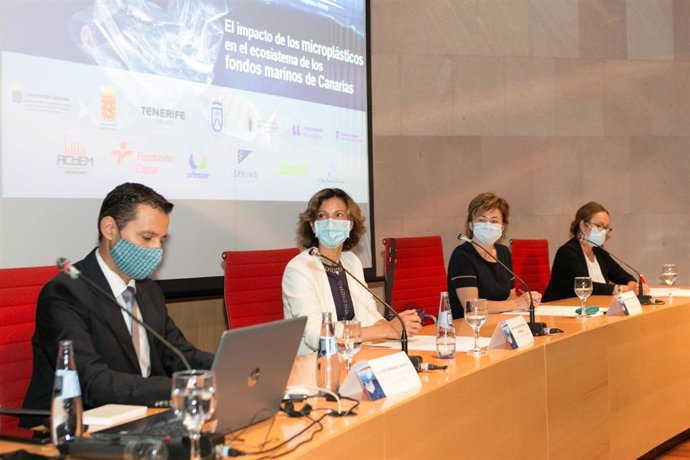 Un instante de la presentación del proyecto de investigación 'Impacto de los micro plásticos en el ecosistema de los fondos marinos de Canarias'