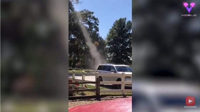 Un videoaficionado graba un remolino de polvo en un parque infantil