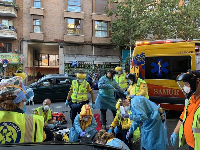Efectivos del Samur-Protección Civil atienden a un hombre atropellado en la calle Alcalá.
