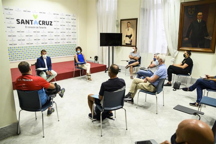 El alcalde de Santa Cruz de Tenerife, José Manuel Bermúdez, y la concejal de Deportes, Alicia Cebrián, en una reunión con los clubes deportivos para informar de la reapertura de la piscina municipal