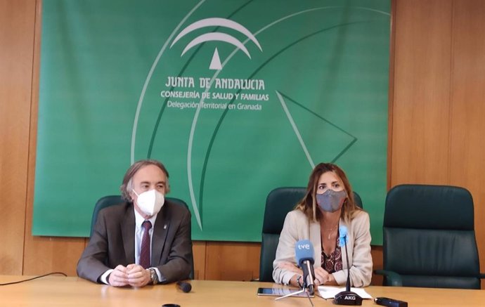 El delegado de Salud de la Junta en Granada, Indalecio Sánchez-Montesinos, y la secretaria general de Familias, Ana Mata