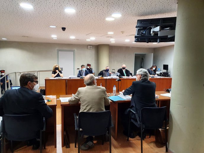Pla general de la situació dels lletrats a la Sala de l'Audincia de Lleida abans que la jutgessa ordenés recolocar-los. Imatge del 23 de setembre de 2020. (Horitzontal)